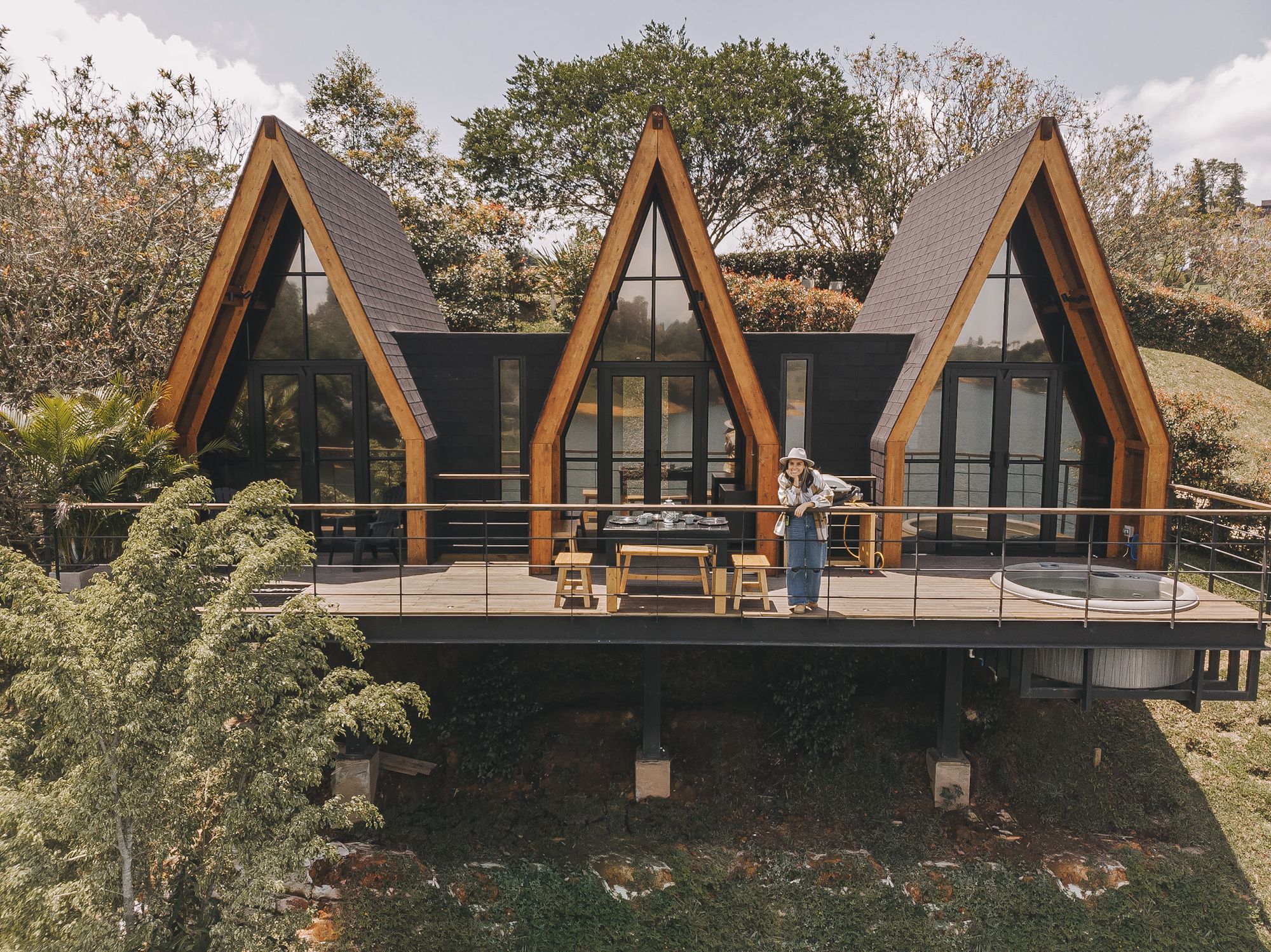 Mafe en la terraza de una de las cabañas que diseñó, frente al lago